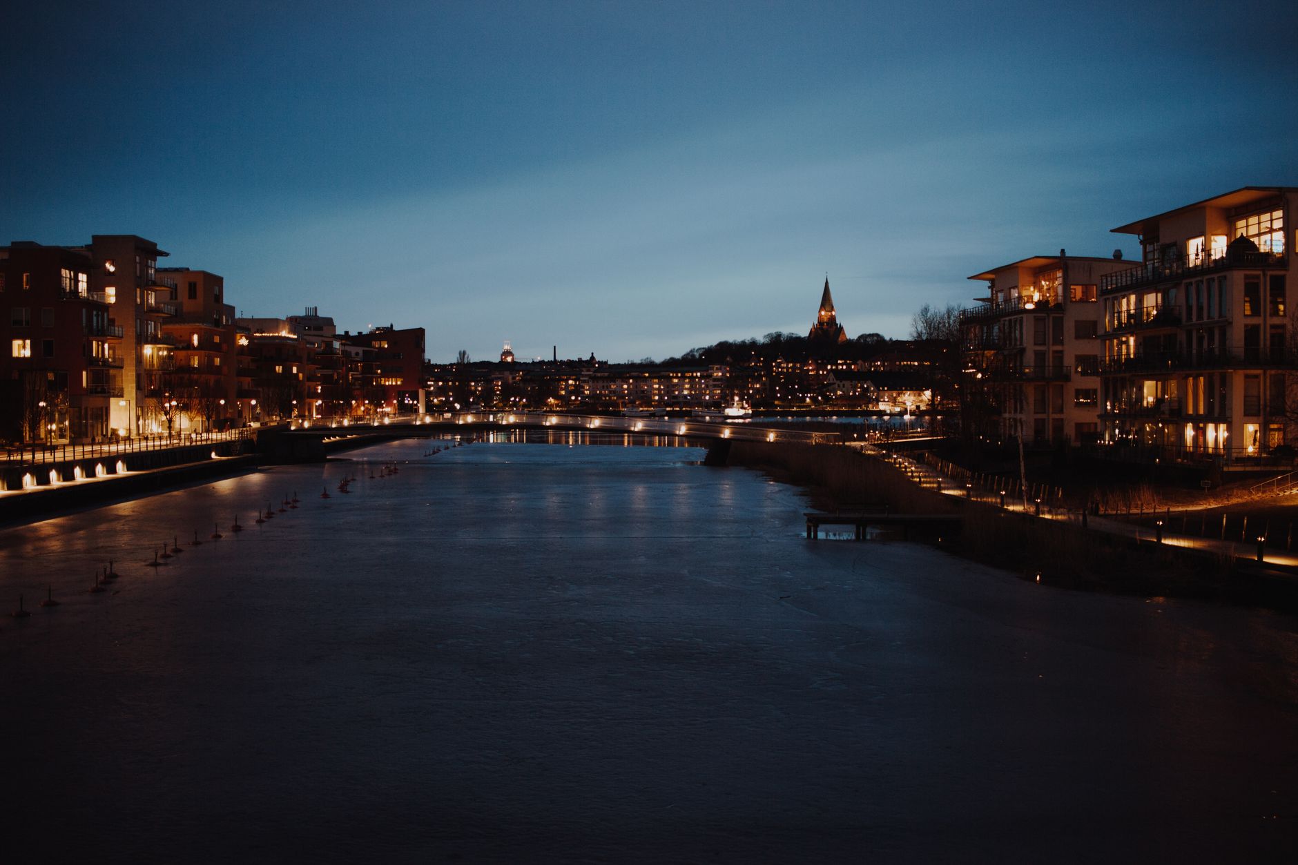 Stockholms bebyggelse med vatten, broar och tät innerstad påverkar hur sökmotorer rangordnar lokala träffar.
